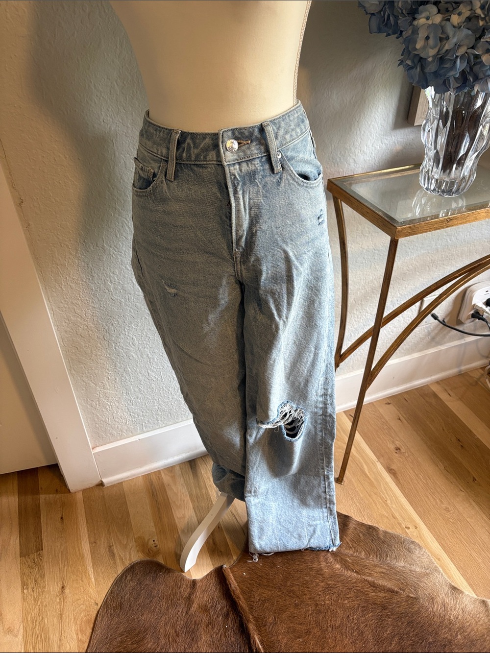 Express Light Blue Straight-Leg Distressed Jeans size 2L
